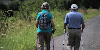 Due pensionati durante una passeggiata nella natura