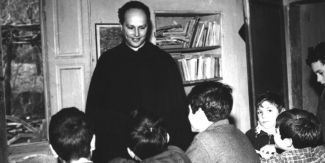 Don Lorenzo Milani con i suoi alunni