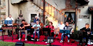 Gruppo musicale Rataplam durante un'esibizione