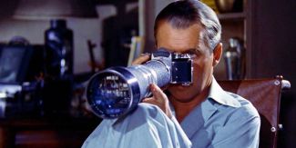 James Stewart nel ruolo di L. B. "Jeff" Jefferies durante una scena del film "La finestra sul cortile"