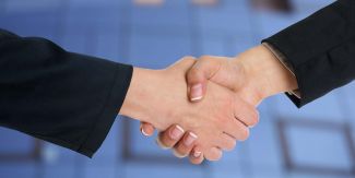 Stretta di mano tra due persone