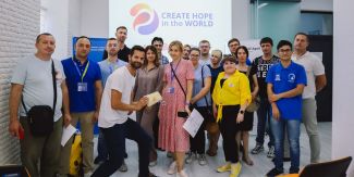 Foto di gruppo dei medici specializzandi con alcuni dei partecipanti al corso "Stop the Bleed"