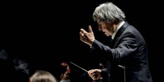 Il Maestro Riccardo Muti mentre dirige un'orchestra