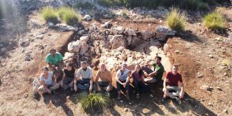 Team dei ricercatori nell'insediamento di Pianara