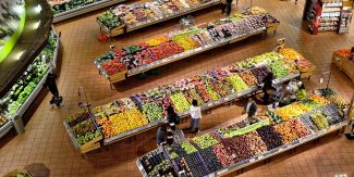 Reparto orto-frutta di un supermercato visto dall'alto