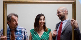 I tre attori di "Una finestra che cammina" incorniciati dal telaio di una finestra