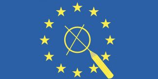 Stelle della bandiera dell'Unione Europea con matita che traccia simbolo del voto alle elezioni