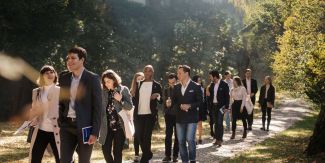 Gruppo di giovani nei pressi di una delle sedi del Collegio d'Europa