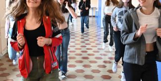 Studenti liceali durante un momento di attività fisica a scuola