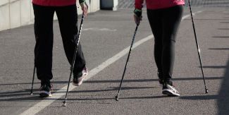 Nordic walking, dettaglio su gambe e bastoncini