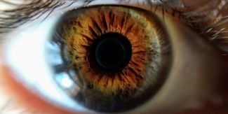 Occhio umano, primissimo piano, a colori