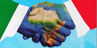 Due mani che si stringono in sovrapposizione la carta geografica dell'Africa e dell'Italia