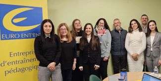 Foto di gruppo dei partecipanti al meeting del progetto "PEN-QM – Sustainable Quality Management – to foster future-proof job skills of HEI learners" tenutosi a Roanne