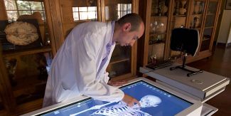 Il prof. Gabriele Ceccarelli mentre utilizza il tavolo Anatomage