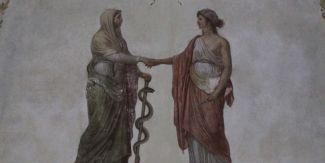 Dettaglio degli affreschi in Aula Scarpa: stretta di mano tra due donne che impersonificano Medicina e Chirurgia
