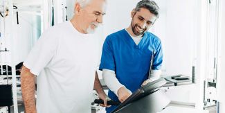 Uomo su tapis roultant con operatore che imposta parametri