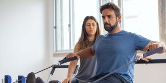 Seduta di attività fisica: istruttore e allievo