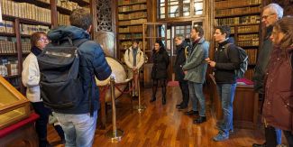 La delegazione dell’Università Johannes Kepler di Linz con alcuni colleghi dell'Università di Pavia nel Salone Teresiano della Biblioteca Universitaria