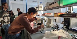 Alcuni membri della delegazione di Linz in visita ai laboratori UniPv