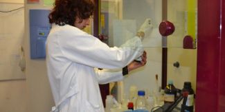 Ricercatrice in laboratorio