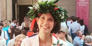 Alice Martinotti davanti all'Aula Magna il giorno della sua laurea