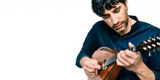 L'artista Avi Avital con il suo mandolino