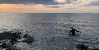 Giusto Lo Bue in mare durante una fase delle sue ricerche