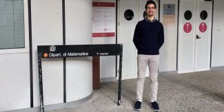 Konstantinos Bessas davanti all'ingresso del Dipartimento di Matematica "Felice Casorati" dell'Università di Pavia.