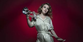 L'artista Lucienne Renaudin Vary con la sua tromba