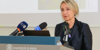 Prof.ssa Cristina Tasselli sul palco durante l'inaugurazione del Campus della Salute