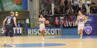 Due giocatori della Pallacanestro Pavia 1933 in campo durante una partita