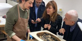 La direttrice del Museo Nazionale, Arc. Sonia Martone, discute con il Direttore del Dipartimento, Prof. Claudio Vela, e Riccardo Angeloni durante la sua visita a Cremona. 