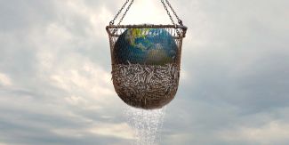 Immagine dalla locandina di "Seaspiracy": rete da pesca con pesci e globo terrestre al suo interno