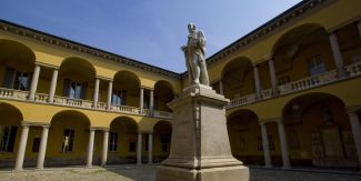 Statua di Volta nel Palazzo Centrale dell'Università di Pavia