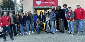 Il Presidente di Pavia nel Cuore, Enrico Baldi, e il Segretario, Amedeo Cutuli, insieme agli studenti, appena terminato il corso per diventare volontari di Pavia nel Cuore.