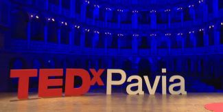 Scritta TEDxPavia sul palco del Teatro Fraschini