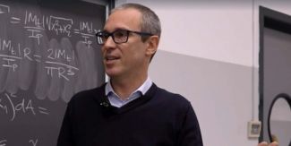 Prof. Alessandro Reali in aula davanti alla lavagna