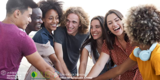 Gruppo di ragazze e ragazzi di diverse nazionalità che unisce le mani