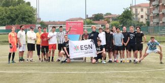 Foto di gruppo in campo dei ragazzi che hanno partecipato alla partita di calcio Foundation Year