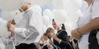 Foto "Caucasus Turmoils - Inguscezia e Ossezia Settentrionale" di Andy Rocchelli/Cesura raffigurante bambini che tengono in mano palloncini bianchi