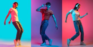 Ragazza e ragazzo che ballano con cuffie per ascoltare musica in testa