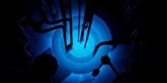 Interno del reattore TRIGA Mark II installato presso il LENA: luce Čerenkov