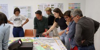 Alcune studentesse illustrano i progetti esposti alla mostra "Nuovo Parco per Locate di Triulzi?"