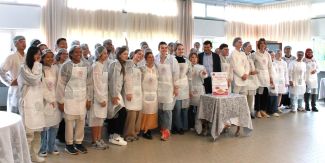 Il gruppo di studenti internazionali alla scuola di cucina Apolf con lo staff