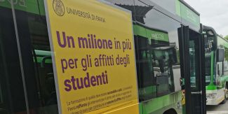 Autobus urbano Autoguidovie con grafica UniPv sulla fiancata