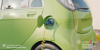 Parte posteriore di un'auto elettrica in carica