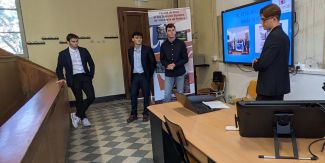 Gli studenti francesi durante la loro presentazioni