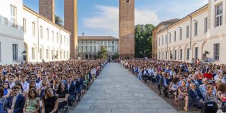 Platea della Giornata del Laureato 2023 nel Cortile Teresiano, visione frontale