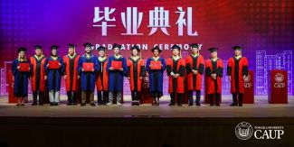 Foto dei laureati e di alcuni professori della Scuola di Architettura alla Graduation Ceremony presso la Tongji University di Shanghai.