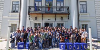 Foto di gruppo degli studenti che hanno partecipato all'incontro a IASI
